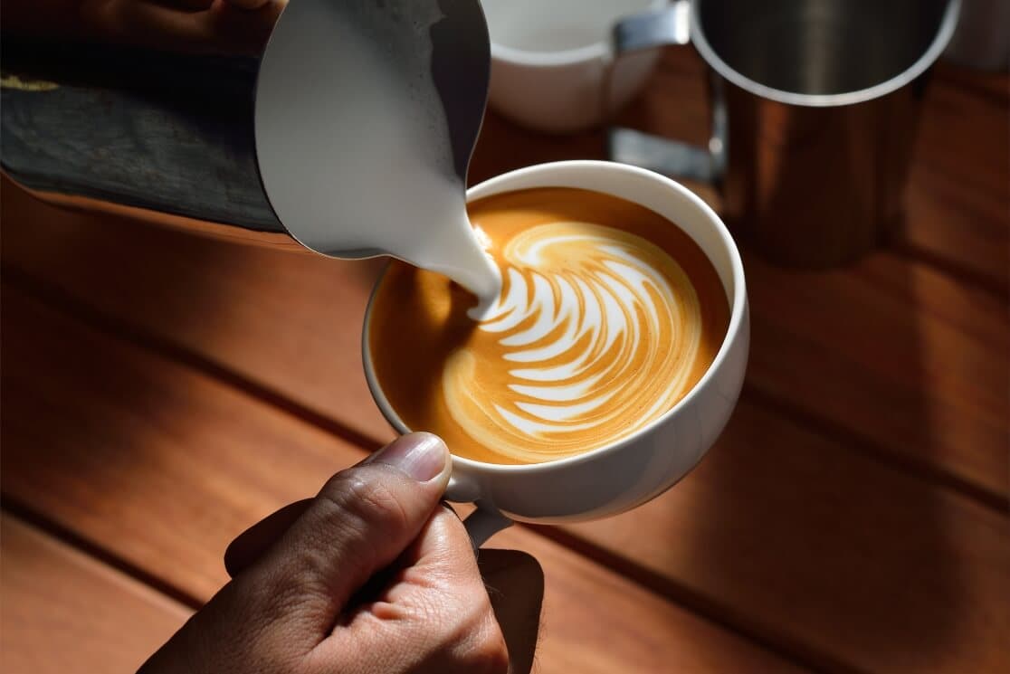 Práctica de texturización y microespuma en curso de arte latte